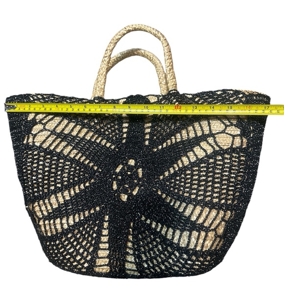 COLDWATER CREEK NWOT straw tote with black metallic crochet detailing - Picture 4 of 7